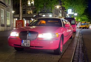 Lincoln Town Car Stretchlimo [PINK] in Hamburg mieten - Limostrip.com