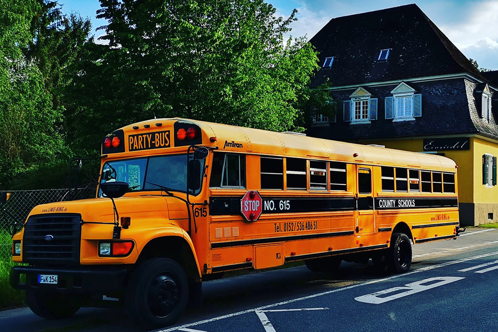 US School Bus in Frankfurt mieten, bis zu 25 Passagiere - Limostrip.com